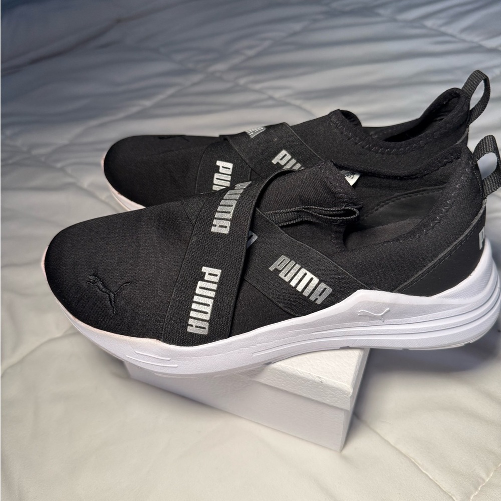 PUMA sneakers / Black and White Slip-On Sneakers - Picture 3 of 4